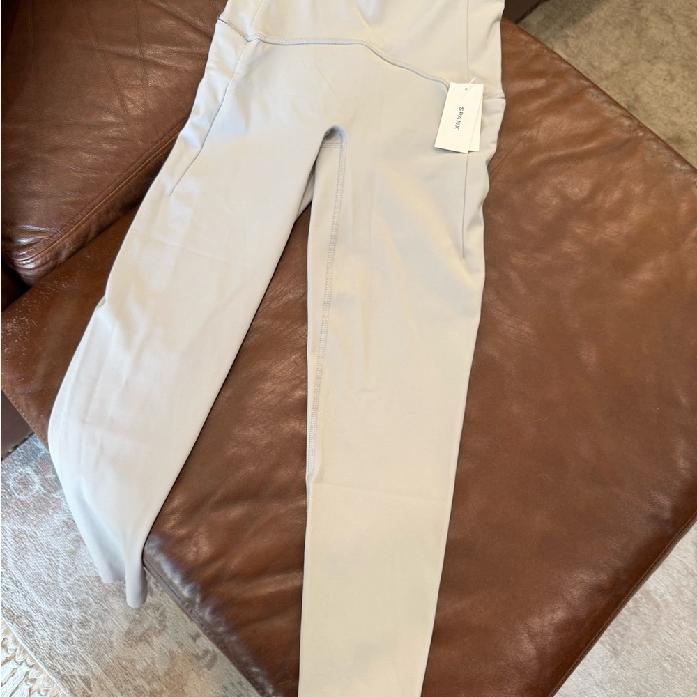 New Spanx women’s Booty Boost 7/8 Active Pants- Small Petite